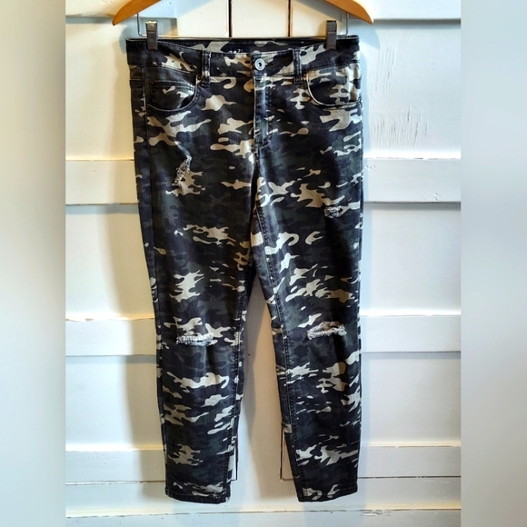 Rue21 Women's Distressed Straight Leg Camouflage Print Denim Jeans | Size 8 - Picture 1 of 5